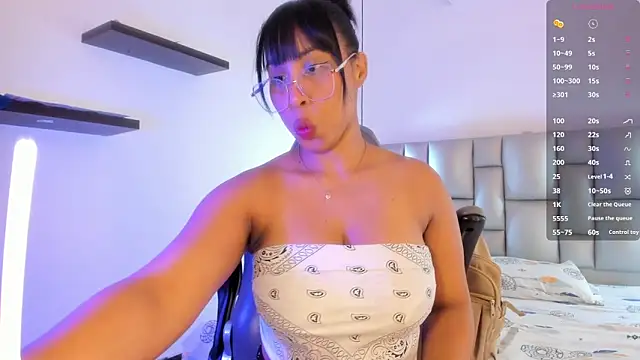 Elowen Clark online show from March 8, 7:28 pm