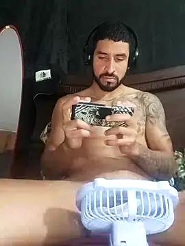 Snapshot of Alexsexygamer chatting on January 13, 1:22 am Alexsexygamer online show from January 13, 1:22 am