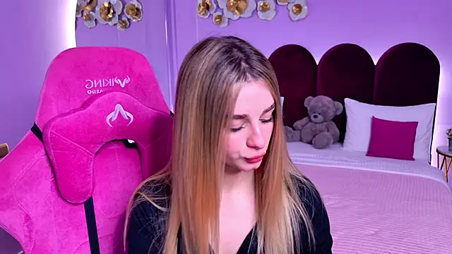 Snapshot of SweetyLicky chatting on November 13, 4:17 pm SweetyLicky online show from November 13, 4:17 pm