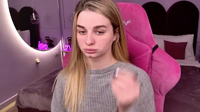 Snapshot of SweetyLicky chatting on December 14, 4:01 pm SweetyLicky online show from December 14, 4:01 pm