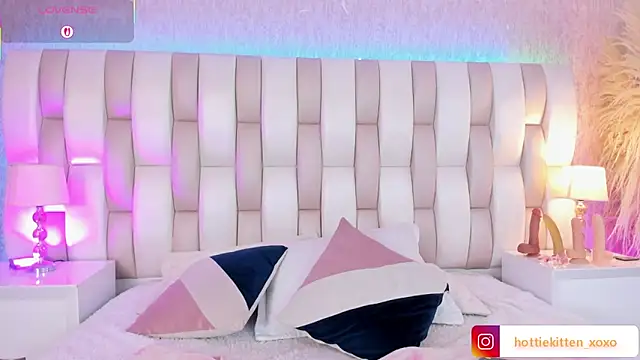 Viollet xoxo online show from February 28, 7:37 pm