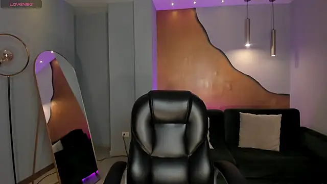 Snapshot of MiaLaurence chatting on October 26, 11:27 am MiaLaurence online show from October 26, 11:27 am