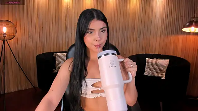 MiaLaurence online show from May 1, 6:45 pm