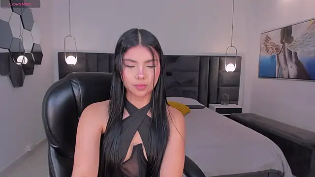 MiaLaurence online show from June 25, 11:37 am