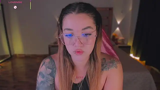 lunaarose online show from December 16, 4:17 am