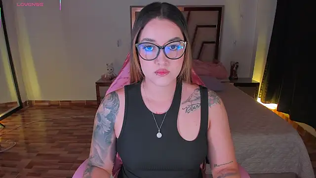 lunaarose online show from December 19, 2:29 am