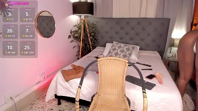 Snapshot of EmaaaBrown_ chatting on November 23, 5:07 am EmaaaBrown online show from November 23, 5:07 am