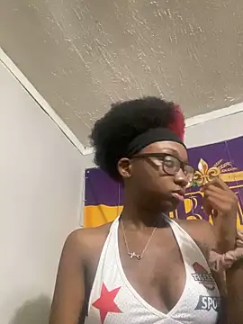 Snapshot of HennessyBaby21 chatting on October 6, 9:12 pm HennessyBaby21 online show from October 6, 9:12 pm