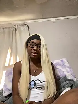 Snapshot of HennessyBaby21 chatting on October 22, 1:00 pm HennessyBaby21 online show from October 22, 1:00 pm