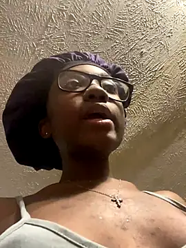 Snapshot of HennessyBaby21 chatting on November 18, 8:41 am HennessyBaby21 online show from November 18, 8:41 am