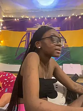 Snapshot of HennessyBaby21 chatting on March 10, 5:07 pm HennessyBaby21 online show from March 10, 5:07 pm