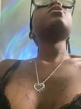 Snapshot of HennessyBaby21 chatting on March 14, 12:32 pm HennessyBaby21 online show from March 14, 12:32 pm