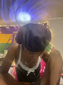 Snapshot of HennessyBaby21 chatting on April 1, 12:00 am HennessyBaby21 online show from April 1, 12:00 am