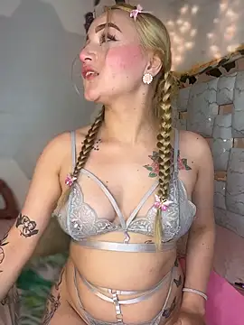 Snapshot of Sara_Sophia420 chatting on May 10, 12:10 pm Sara Sophia420 online show from May 10, 12:10 pm