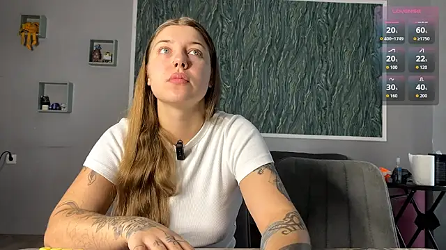 Snapshot of VelvetMiley chatting on August 9, 3:23 am VelvetMiley online show from August 9, 3:23 am