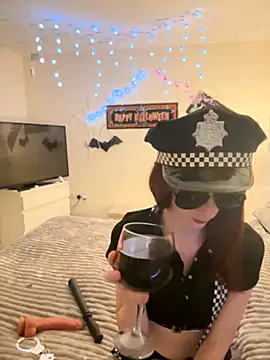 Snapshot of NaughtyLittleLouise chatting on October 24, 10:17 pm NaughtyLittleLouise online show from October 24, 10:17 pm