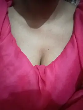 Snapshot of kaviyaponnu0987 chatting on August 4, 7:27 pm kaviyaponnu0987 online show from August 4, 7:27 pm