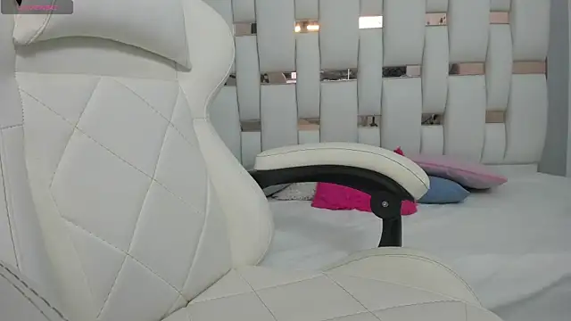 Snapshot of Katalina_red chatting on September 13, 7:24 pm Katalina red online show from September 13, 7:24 pm