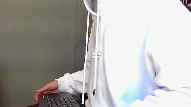 Snapshot of alexgiraldo__ chatting on May 4, 12:34 pm alexgiraldo online show from May 4, 12:34 pm