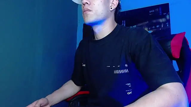 Snapshot of alexgiraldo__ chatting on May 9, 1:44 am alexgiraldo online show from May 9, 1:44 am