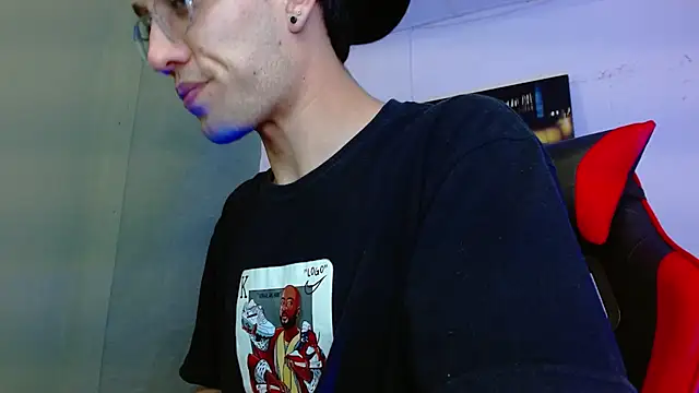 Snapshot of alexgiraldo__ chatting on May 21, 1:01 am alexgiraldo online show from May 21, 1:01 am