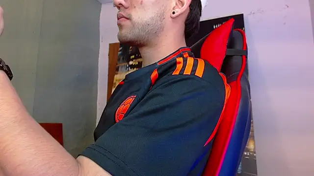 Snapshot of alexgiraldo__ chatting on June 2, 2:13 am alexgiraldo online show from June 2, 2:13 am