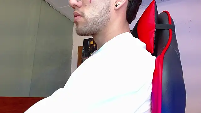 Snapshot of alexgiraldo__ chatting on June 3, 2:33 pm alexgiraldo online show from June 3, 2:33 pm