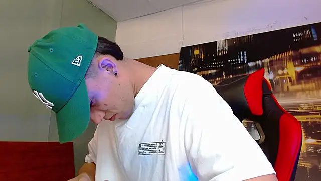 Snapshot of alexgiraldo__ chatting on June 4, 2:45 pm alexgiraldo online show from June 4, 2:45 pm