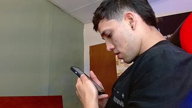 Snapshot of alexgiraldo__ chatting on June 6, 12:27 am alexgiraldo online show from June 6, 12:27 am