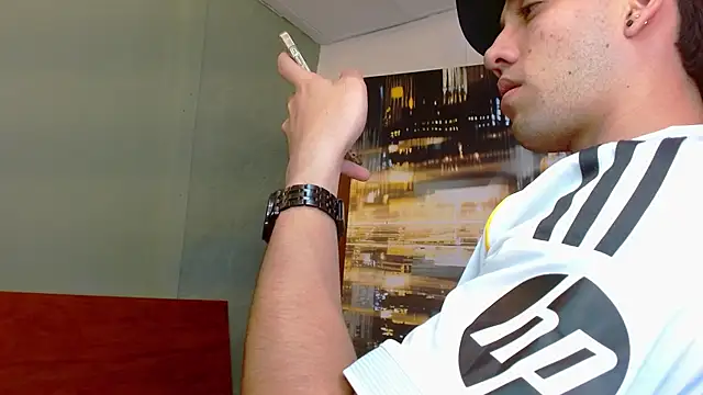 Snapshot of alexgiraldo__ chatting on June 12, 3:05 am alexgiraldo online show from June 12, 3:05 am
