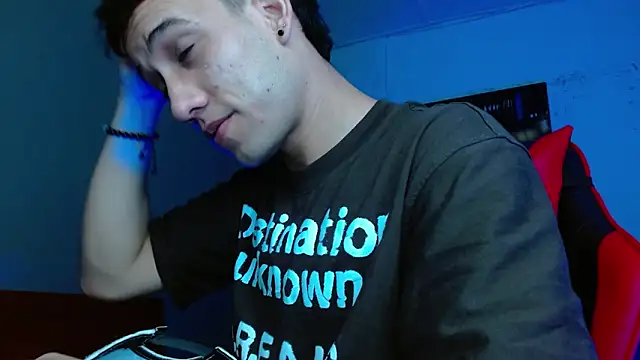 Snapshot of alexgiraldo__ chatting on June 13, 1:20 pm alexgiraldo online show from June 13, 1:20 pm