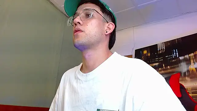 Snapshot of alexgiraldo__ chatting on June 20, 1:09 am alexgiraldo online show from June 20, 1:09 am