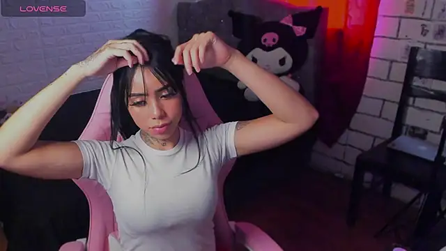 Snapshot of babee_04 chatting on November 6, 8:10 pm babee 04 online show from November 6, 8:10 pm