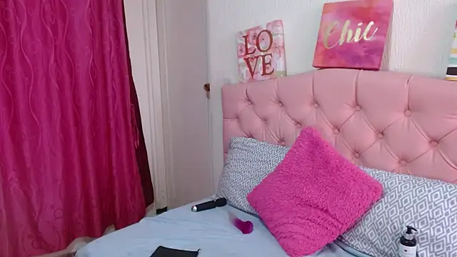 Snapshot of Emma-Flowers chatting on October 8, 7:11 pm Emma-Flowers online show from October 8, 7:11 pm