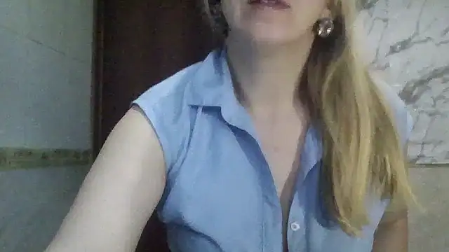 Snapshot of MiyaHottie chatting on May 15, 1:56 am MiyaHottie online show from May 15, 1:56 am