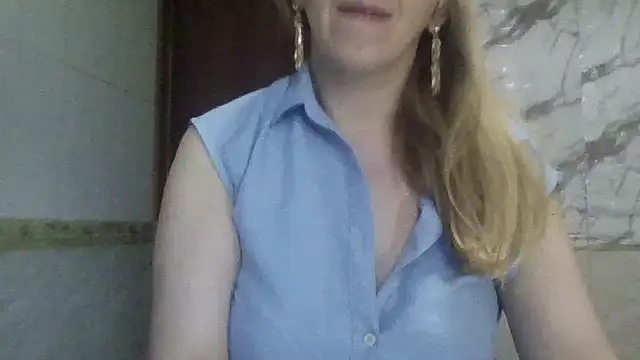 Snapshot of MiyaHottie chatting on June 4, 4:29 am MiyaHottie online show from June 4, 4:29 am