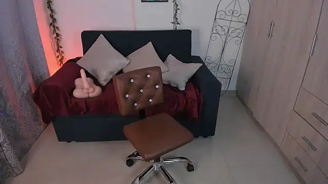 Snapshot of mishelkrave_ chatting on October 10, 12:20 am mishelkrave online show from October 10, 12:20 am