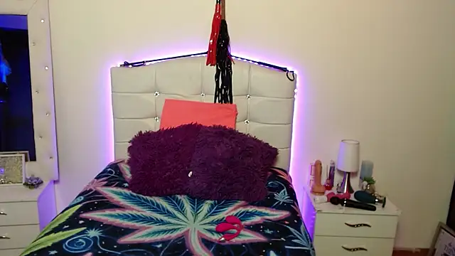 elapetitie online show from September 26, 4:27 am