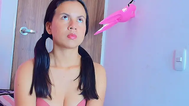 Snapshot of mady_gh chatting on October 20, 4:02 am mady gh online show from October 20, 4:02 am