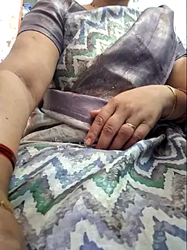 Snapshot of indianhotwife639 chatting on May 23, 6:18 am indianhotwife639 online show from May 23, 6:18 am