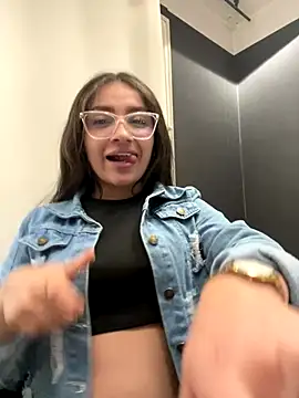 Alyha Cortes online show from November 22, 3:38 am