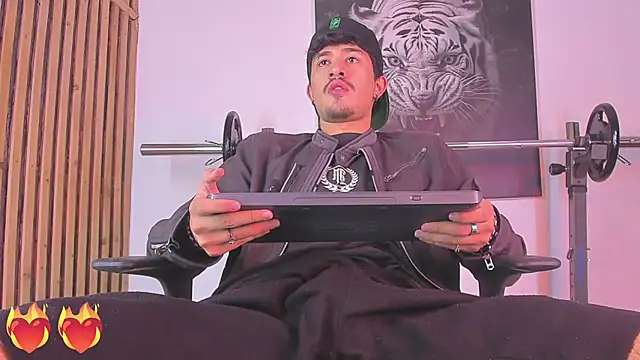 Snapshot of DimitriDeluxe chatting on October 22, 7:24 pm DimitriDeluxe online show from October 22, 7:24 pm