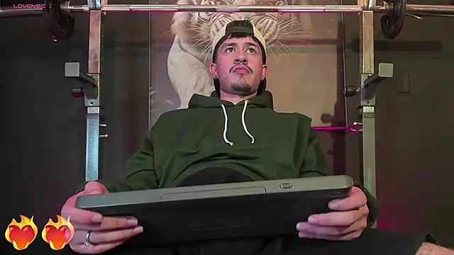 Snapshot of DimitriDeluxe chatting on November 1, 12:34 am DimitriDeluxe online show from November 1, 12:34 am