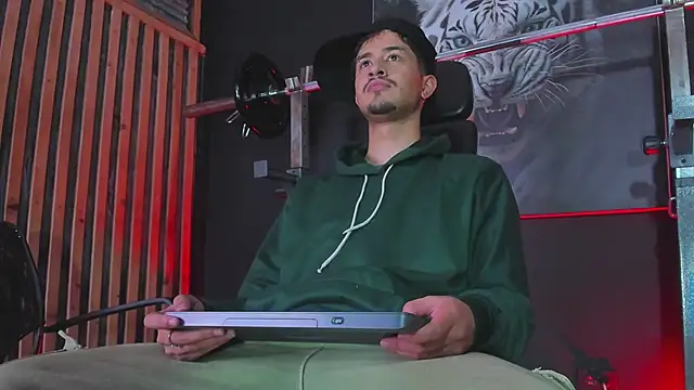 Snapshot of DimitriDeluxe chatting on November 6, 7:37 pm DimitriDeluxe online show from November 6, 7:37 pm