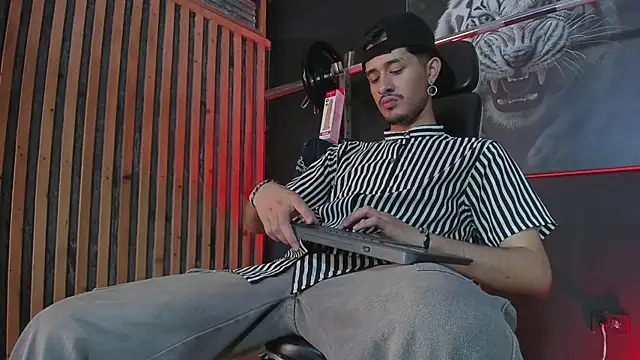 Snapshot of DimitriDeluxe chatting on November 8, 7:45 pm DimitriDeluxe online show from November 8, 7:45 pm