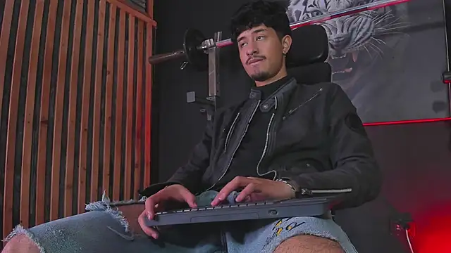 Snapshot of DimitriDeluxe chatting on November 12, 7:46 pm DimitriDeluxe online show from November 12, 7:46 pm