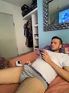 Snapshot of Alexitho25 chatting on November 13, 9:03 pm Alexitho25 online show from November 13, 9:03 pm