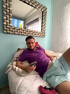 Snapshot of Alexitho25 chatting on November 14, 9:13 pm Alexitho25 online show from November 14, 9:13 pm