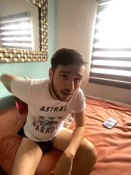 Snapshot of Alexitho25 chatting on December 3, 9:35 pm Alexitho25 online show from December 3, 9:35 pm