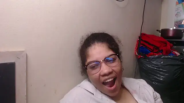 Snapshot of madelene chatting on March 1, 1:22 am madelene online show from March 1, 1:22 am